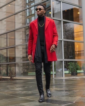 Quale jeans indossare con un soprabito rosso in modo smart-casual: Mostra il tuo stile in un soprabito rosso con jeans, perfetto per il lavoro. Ti senti creativo? Completa il tuo outfit con un paio di stivali chelsea in pelle neri.
