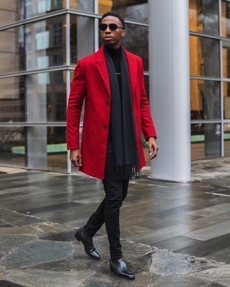 Come indossare e abbinare jeans neri per un uomo di 20 anni quando fa freddo in modo smart-casual: Vestiti con un soprabito rosso e jeans neri per un abbigliamento elegante ma casual. Scegli uno stile classico per le calzature e prova con un paio di stivali chelsea in pelle neri.