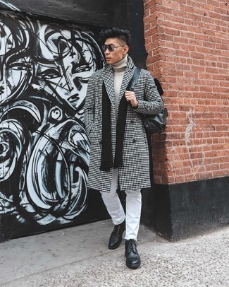 Look alla moda per uomo: Soprabito a quadretti nero e bianco, Dolcevita di lana grigio, Jeans bianchi, Stivali casual in pelle neri