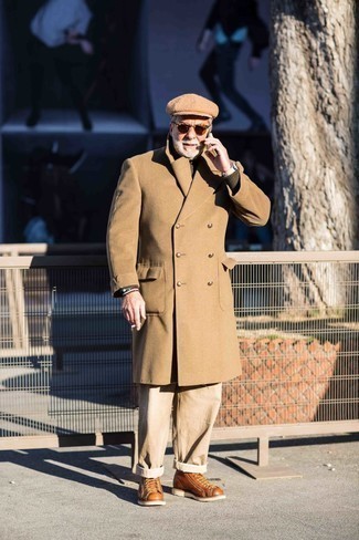 Moda uomo anni 50 in modo smart-casual: Scegli un outfit composto da un soprabito marrone chiaro e jeans marrone chiaro se cerchi uno stile ordinato e alla moda. Questo outfit si abbina perfettamente a un paio di stivali casual in pelle terracotta.