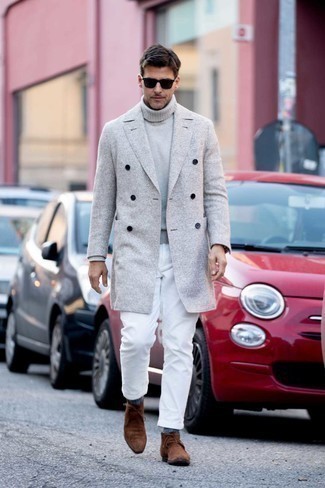 Quale chukka indossare con jeans bianchi per un uomo di 40 anni in primavera 2025 in modo smart-casual: Abbina un soprabito grigio con jeans bianchi se preferisci uno stile ordinato e alla moda. Calza un paio di chukka per un tocco più rilassato. Una splendida scelta per essere elegante e trendy anche in primavera.