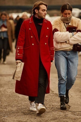 Come indossare e abbinare un cappotto rosso per un uomo di 30 anni quando fa caldo: Abbina un cappotto rosso con jeans neri per un drink dopo il lavoro. Prova con un paio di sneakers basse in pelle bianche per un tocco virile.