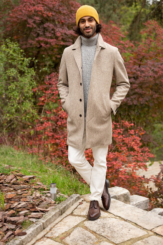 Look alla moda per uomo: Soprabito marrone chiaro, Dolcevita di lana lavorato a maglia grigio, Jeans bianchi, Scarpe brogue in pelle marrone scuro