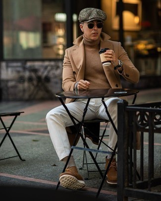 Quale soprabito indossare con chukka marroni in modo smart-casual: Coniuga un soprabito con jeans bianchi per creare un look smart casual. Per distinguerti dagli altri, scegli un paio di chukka marroni come calzature.