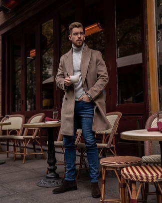 Quale jeans indossare con un dolcevita grigio in modo smart-casual: Abbinare un dolcevita grigio e jeans è una comoda opzione per fare commissioni in città. Opta per un paio di stivali chelsea in pelle scamosciata marrone scuro per mettere in mostra il tuo gusto per le scarpe di alta moda.