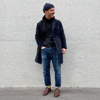Quale jeans indossare con un soprabito blu scuro per un uomo di 30 anni in modo smart-casual: Abbina un soprabito blu scuro con jeans per un look davvero alla moda. Sfodera il gusto per le calzature di lusso e opta per un paio di scarpe derby in pelle marrone scuro.