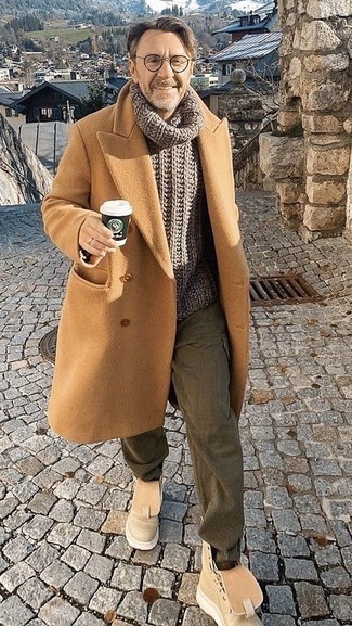 Moda uomo anni 50: Vestiti con un soprabito marrone chiaro e pantaloni cargo verde oliva per un look da sfoggiare sul lavoro. Se non vuoi essere troppo formale, indossa un paio di stivali da lavoro in pelle beige.
