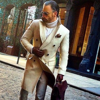 Come indossare e abbinare pantaloni eleganti di lana grigi quando fa freddo in modo formale: Indossa un soprabito beige con pantaloni eleganti di lana grigi per una silhouette classica e raffinata