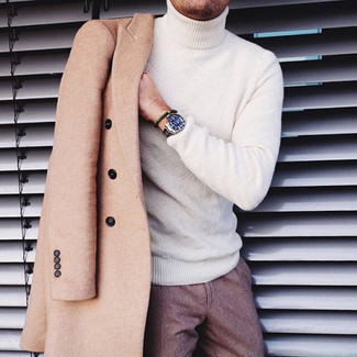 Look alla moda per uomo: Soprabito marrone chiaro, Dolcevita bianco, Pantaloni eleganti di lana marroni, Orologio argento