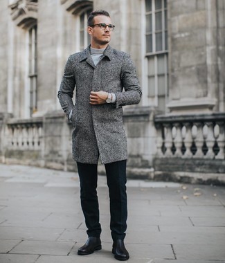 Look alla moda per uomo: Soprabito grigio, Dolcevita grigio, Pantaloni eleganti di lana neri, Stivali chelsea in pelle neri