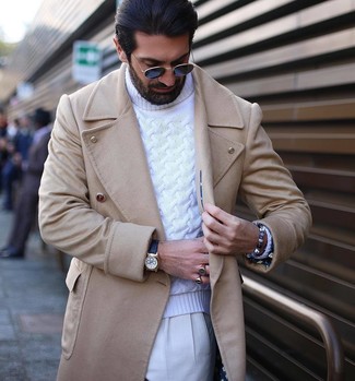 Come indossare e abbinare un soprabito beige quando fa caldo in modo formale: Prova a combinare un soprabito beige con pantaloni eleganti bianchi come un vero gentiluomo.
