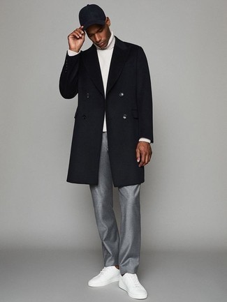 Look alla moda per uomo: Soprabito blu scuro, Dolcevita di lana bianco, Pantaloni eleganti grigi, Sneakers basse in pelle bianche