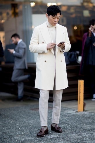 Come indossare e abbinare mocassini eleganti quando fa freddo in modo formale: Coniuga un soprabito bianco con pantaloni eleganti grigi come un vero gentiluomo. Indossa un paio di mocassini eleganti per un tocco più rilassato.