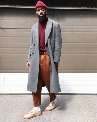 Quale pantaloni eleganti indossare con un soprabito grigio per un uomo di 30 anni: Abbina un soprabito grigio con pantaloni eleganti per un look elegante e di classe. Per un look più rilassato, scegli un paio di sneakers basse di tela marrone chiaro.