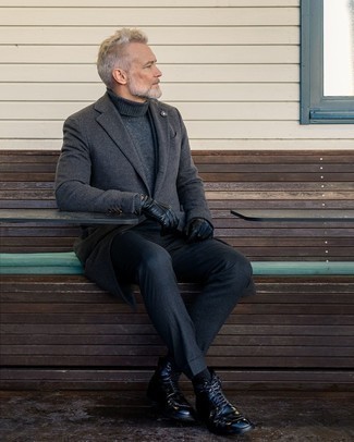 Come indossare e abbinare pantaloni eleganti grigio scuro per un uomo di 50 anni quando fa gelo: Opta per un soprabito grigio scuro e pantaloni eleganti grigio scuro per un look elegante e di classe. Per distinguerti dagli altri, opta per un paio di stivali casual in pelle neri.