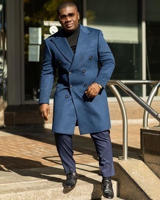 Quale scarpe derby indossare con un soprabito blu scuro per un uomo di 30 anni quando fa caldo in modo formale: Scegli uno stile classico in un soprabito blu scuro e pantaloni eleganti blu scuro. Scegli un paio di scarpe derby per avere un aspetto più rilassato.