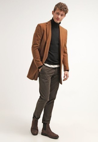 Look alla moda per uomo: Soprabito terracotta, Dolcevita nero, T-shirt girocollo bianca, Chino marrone scuro