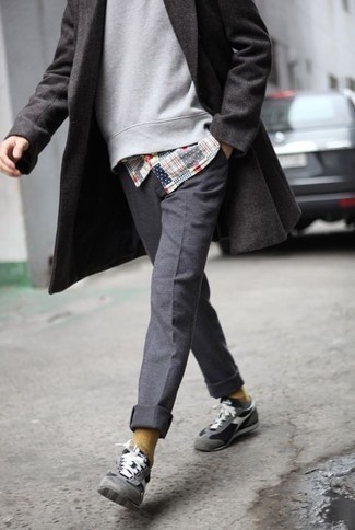 Come indossare e abbinare una felpa grigia per un uomo di 30 anni: Potresti abbinare una felpa grigia con chino di lana grigio scuro per vestirti casual. Se non vuoi essere troppo formale, indossa un paio di scarpe sportive grigie.