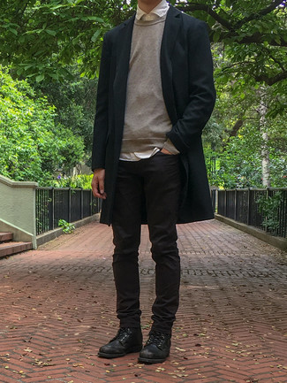 Come indossare e abbinare stivali casual in pelle neri con jeans neri in modo smart-casual: Opta per un soprabito nero e jeans neri per un look davvero alla moda. Stivali casual in pelle neri sono una interessante scelta per completare il look.
