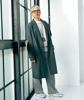Come indossare e abbinare pantaloni grigi per un uomo di 50 anni quando fa gelo: Abbina un soprabito grigio scuro con pantaloni grigi per un look davvero alla moda. Se non vuoi essere troppo formale, opta per un paio di scarpe sportive grigie.