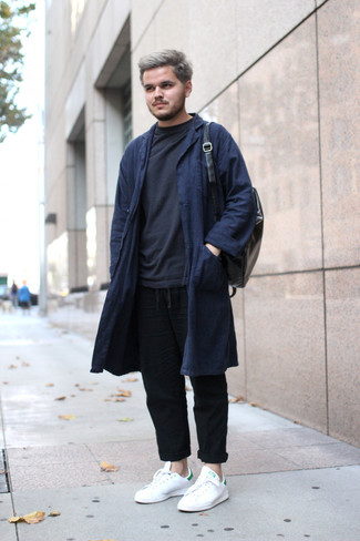 Look alla moda per uomo: Soprabito blu scuro, Felpa nera, Chino di lino neri, Sneakers basse in pelle bianche