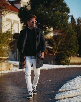 Come indossare e abbinare sneakers alte con jeans per un uomo di 30 anni quando fa gelo in modo casual: Scegli un outfit composto da un soprabito grigio scuro e jeans per un look da sfoggiare sul lavoro. Per distinguerti dagli altri, calza un paio di sneakers alte.