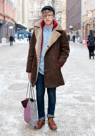 Come indossare e abbinare un cappotto in inverno 2025 in modo casual: Combina un cappotto con jeans blu scuro, perfetto per il lavoro. Rifinisci il completo con un paio di stivali da lavoro in pelle marroni. È stupenda idea per l'inverno!