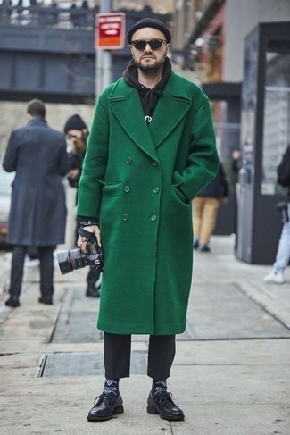 Come indossare e abbinare un cappotto verde in modo smart-casual: Punta su un cappotto verde e chino neri per creare un look smart casual. Rifinisci il completo con un paio di scarpe derby in pelle nere.