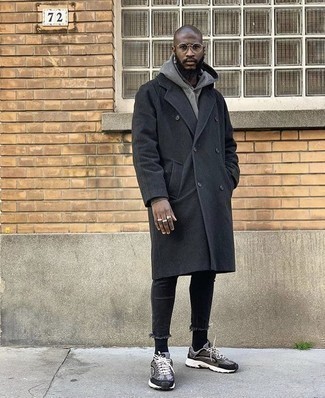 Moda uomo anni 30 quando fa gelo: Combina un soprabito grigio scuro con jeans aderenti neri per affrontare con facilità la tua giornata. Abbina questi abiti a un paio di scarpe sportive grigio scuro.