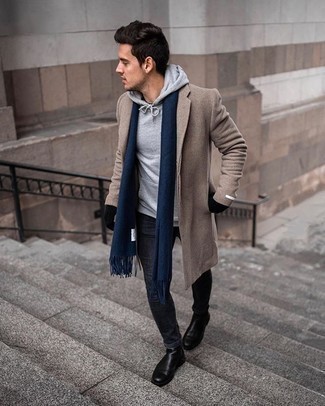 Quale jeans aderenti indossare con un soprabito marrone chiaro: Abbinare un soprabito marrone chiaro e jeans aderenti è una comoda opzione per fare commissioni in città. Sfodera il gusto per le calzature di lusso e mettiti un paio di stivali chelsea in pelle neri.