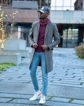 Come indossare e abbinare un soprabito grigio per un uomo di 20 anni quando fa caldo in modo casual: Metti un soprabito grigio e jeans aderenti azzurri per un look raffinato per il tempo libero. Per un look più rilassato, opta per un paio di sneakers alte di tela stampate bianche.