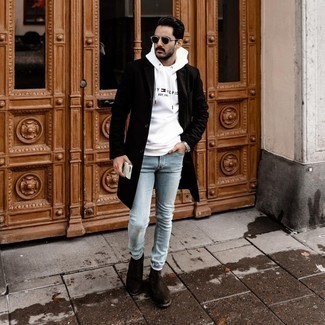 Come indossare e abbinare jeans aderenti azzurri con un soprabito nero in modo smart-casual: Abbina un soprabito nero con jeans aderenti azzurri per vestirti casual. Un bel paio di stivali chelsea in pelle scamosciata marrone scuro è un modo semplice di impreziosire il tuo look.