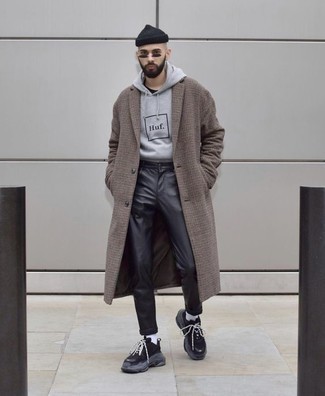 Moda uomo anni 30 quando fa gelo: Vestiti con un soprabito a quadri marrone e jeans in pelle neri per un look davvero alla moda. Scegli un paio di scarpe sportive nere come calzature per avere un aspetto più rilassato.