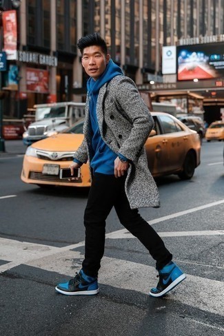 Come indossare e abbinare sneakers alte in pelle blu quando fa freddo in modo casual: Indossa un soprabito grigio con jeans neri per un look da sfoggiare sul lavoro. Abbina questi abiti a un paio di sneakers alte in pelle blu.
