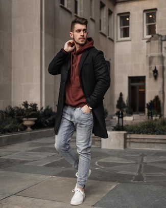 Quale jeans indossare con una felpa con cappuccio terracotta in primavera 2025 in modo smart-casual: Mostra il tuo stile in una felpa con cappuccio terracotta con jeans per vestirti casual. Sneakers basse in pelle bianche sono una buona scelta per completare il look. Una splendida scelta per le temperature primaverili!