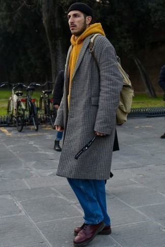 Quale soprabito indossare con stivali casual bordeaux in modo smart-casual: Metti un soprabito e jeans blu, perfetto per il lavoro. Stivali casual bordeaux sono una buona scelta per completare il look.