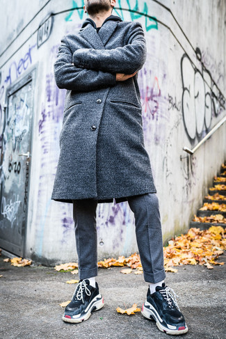 Come indossare e abbinare pantaloni eleganti di lana grigi: Potresti indossare un soprabito grigio e pantaloni eleganti di lana grigi per un look elegante e di classe. Prova con un paio di scarpe sportive nere per un tocco più rilassato.