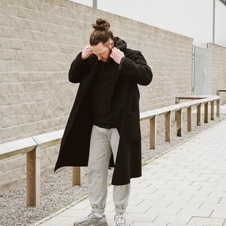 Trend da uomo 2021 quando fa gelo: Punta su un soprabito nero e pantaloni sportivi grigi per un look semplice, da indossare ogni giorno. Se non vuoi essere troppo formale, scegli un paio di scarpe sportive grigie come calzature.