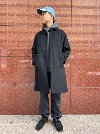 Quale chukka indossare con un soprabito nero in modo casual: Potresti combinare un soprabito nero con pantaloni sportivi grigio scuro per un outfit comodo ma studiato con cura. Chukka sono una interessante scelta per completare il look.