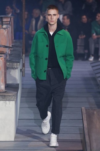 Come indossare e abbinare un cappotto verde per un uomo di 20 anni: Scegli un cappotto verde e pantaloni eleganti grigio scuro come un vero gentiluomo. Per un look più rilassato, opta per un paio di scarpe sportive bianche.