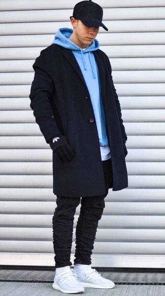 Look alla moda per uomo: Soprabito nero, Felpa con cappuccio azzurra, T-shirt girocollo bianca, Jeans aderenti neri
