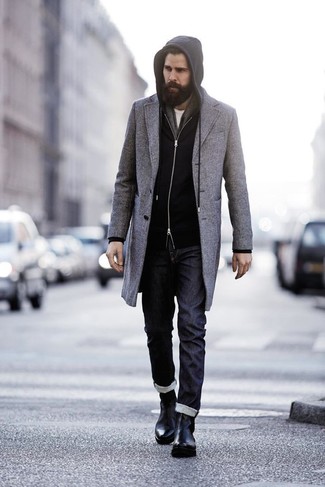 Come indossare e abbinare un soprabito grigio con jeans neri per un uomo di 30 anni: Combina un soprabito grigio con jeans neri per creare un look smart casual. Indossa un paio di stivali chelsea in pelle neri per un tocco virile.
