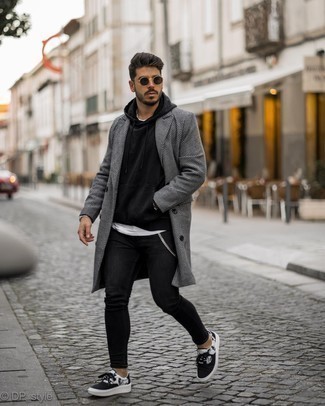 Quale jeans indossare con una felpa con cappuccio nera in autunno 2024 in modo casual: Opta per il comfort in una felpa con cappuccio nera e jeans. Perfeziona questo look con un paio di sneakers basse di tela effetto tie-dye nere e bianche. Questo è il look ideale per i mesi autunnali.