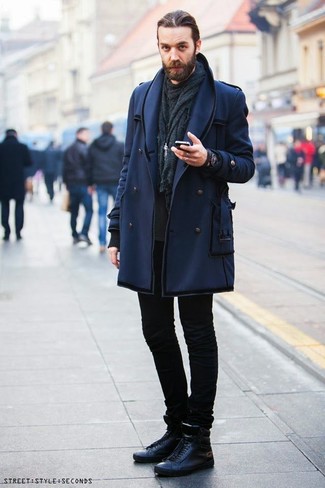Quale jeans indossare con sneakers alte nere quando fa freddo in modo casual: Indossa un soprabito blu scuro con jeans per vestirti casual. Scegli uno stile casual per le calzature con un paio di sneakers alte nere.