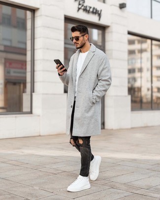 Come indossare e abbinare jeans aderenti strappati grigio scuro: Scegli un outfit composto da un soprabito grigio e jeans aderenti strappati grigio scuro per un look semplice, da indossare ogni giorno. Perfeziona questo look con un paio di sneakers basse in pelle bianche.