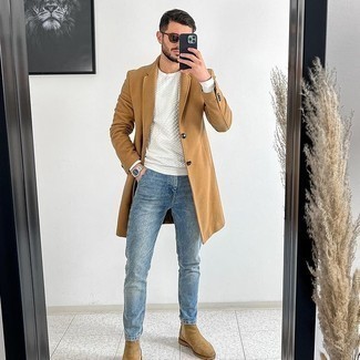 Come indossare e abbinare stivali marrone chiaro per un uomo di 30 anni in modo smart-casual: Prova a combinare un soprabito marrone chiaro con jeans blu per un look davvero alla moda. Perfeziona questo look con un paio di stivali marrone chiaro.