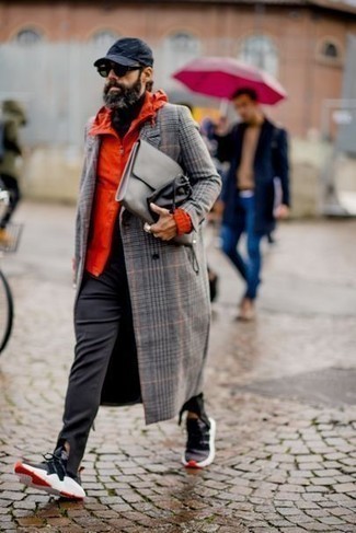 Come indossare e abbinare un soprabito scozzese per un uomo di 40 anni quando fa gelo: Combina un soprabito scozzese con una giacca a vento arancione per un look davvero alla moda. Se non vuoi essere troppo formale, scegli un paio di scarpe sportive grigio scuro come calzature.