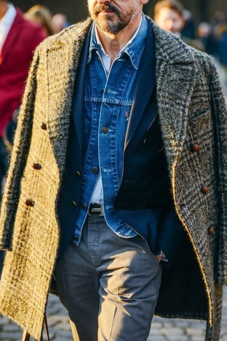 Come indossare e abbinare una giacca di jeans blu per un uomo di 50 anni quando fa gelo in modo smart-casual: Prova ad abbinare una giacca di jeans blu con pantaloni eleganti grigi per una silhouette classica e raffinata