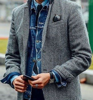 Come indossare e abbinare una giacca blu scuro per un uomo di 30 anni quando fa gelo: Potresti combinare una giacca blu scuro con chino neri per un fantastico look da sfoggiare nel weekend.