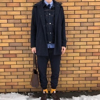 Quale soprabito indossare con una giacca di jeans blu scuro quando fa freddo: Indossa un soprabito con una giacca di jeans blu scuro per un look davvero alla moda. Per un look più rilassato, mettiti un paio di scarpe sportive marrone scuro.